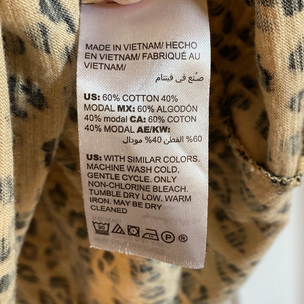 2/$18 Chico’s leopard print top with adjustable sleeves - Picture 4 of 4